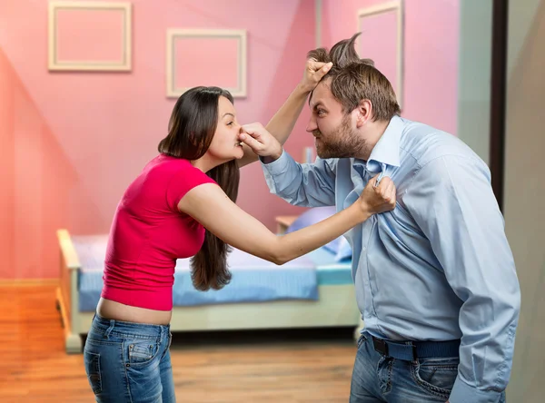 L'uomo e la donna combattono — Foto Stock