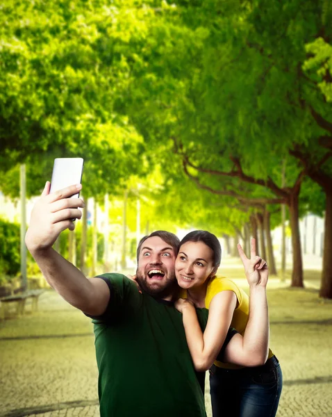 公園の selfie を作るカップル — ストック写真