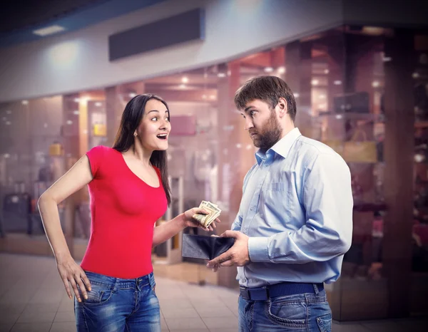 Mujer tomando dinero del bolso del marido — Foto de Stock