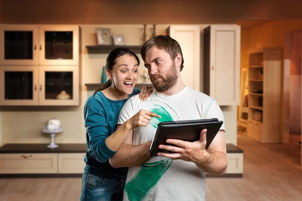 Couple playing with tablet — Stock Photo, Image