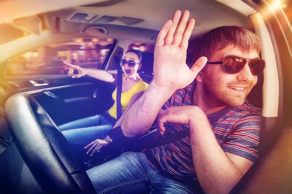 Paar fährt im Auto — Stockfoto
