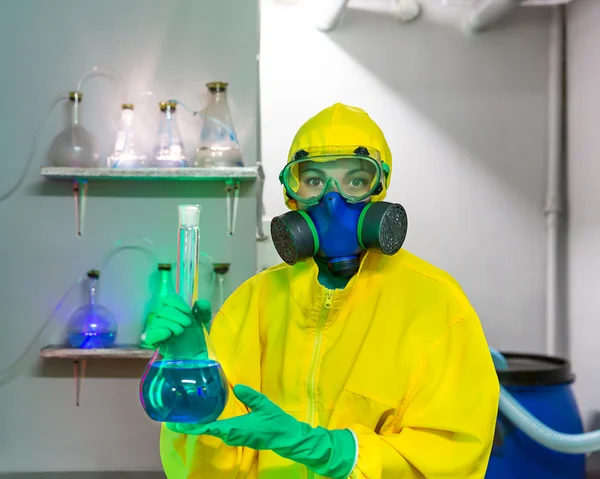 Женщина работает в химической лаборатории — стоковое фото