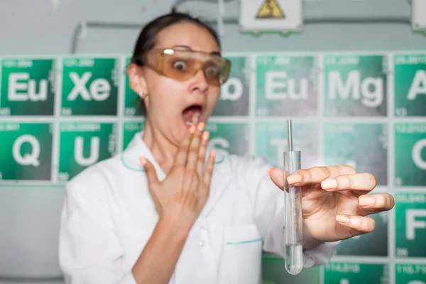 Mulher com tubo de ensaio — Fotografia de Stock