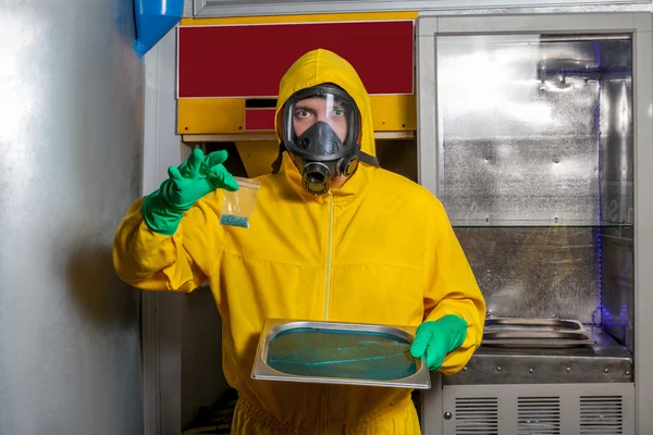 Hombre preparando metanfetamina — Foto de Stock