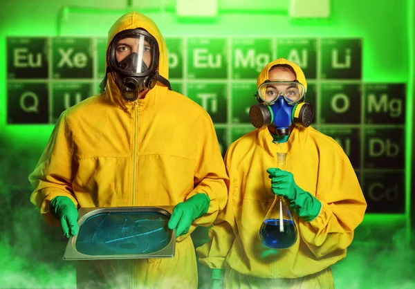 Hombre y mujer cocinando metanfetamina — Foto de Stock