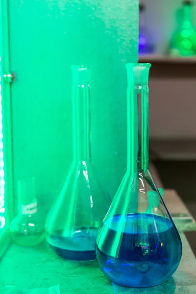 Флаконы с химическими реагентами — стоковое фото