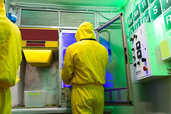 Man and woman cooking meth — Stock Photo, Image