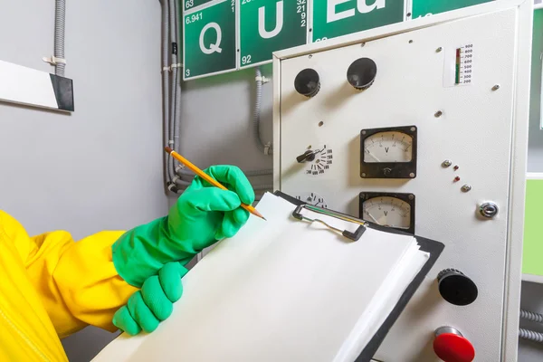 Hombre en el laboratorio tomando notas — Foto de Stock