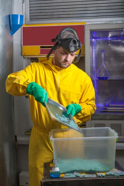 Hombre cocinando metanfetamina — Foto de Stock