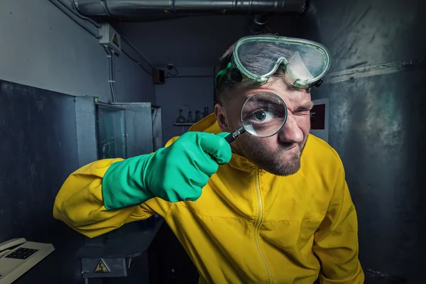 Uomo in laboratorio con lente d'ingrandimento — Foto Stock