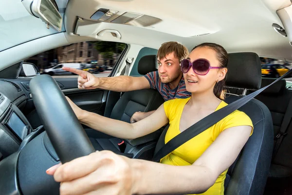 Paar mit Auto unterwegs — Stockfoto