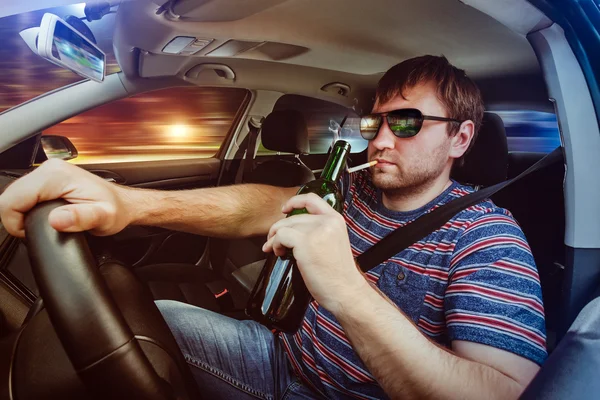 Hombre conduciendo el coche — Foto de Stock