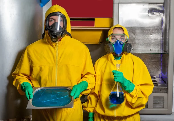 Man and woman cooking meth — Stock Photo, Image