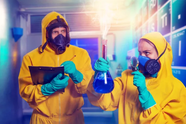 Hombre y mujer cocinando metanfetamina — Foto de Stock