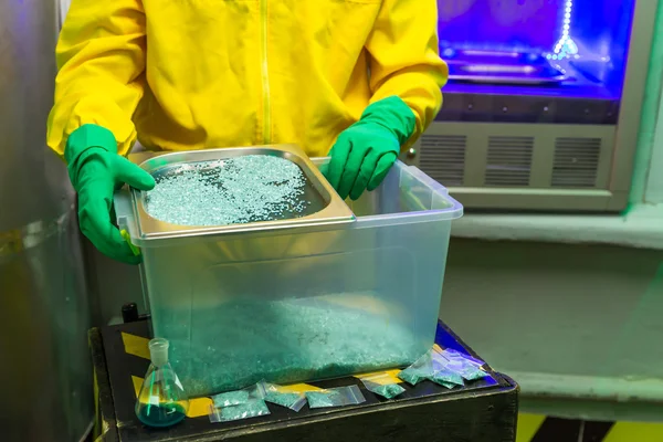 Man preparing meth — Stock Photo, Image