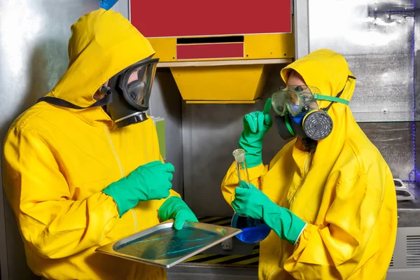 Man and woman cooking meth — Stock Photo, Image