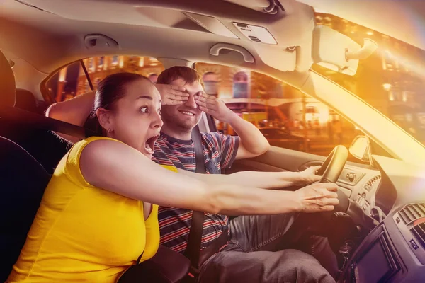 Pareja conduciendo en el coche — Foto de Stock