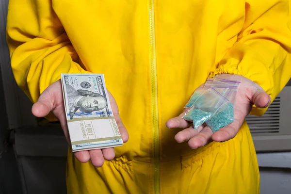 Man with crystalmeth and money — Stock Photo, Image