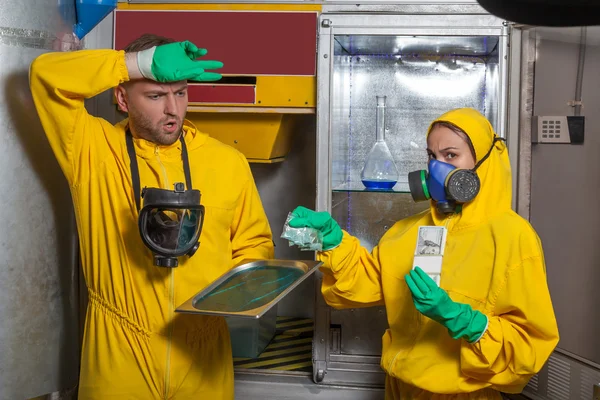 Uomo e donna cucina metanfetamina — Foto Stock