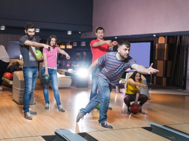 Bowling içinde eğleniyor arkadaşlar