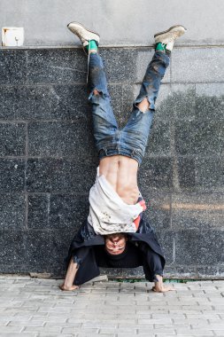 Genç serseri amuda yapıyor