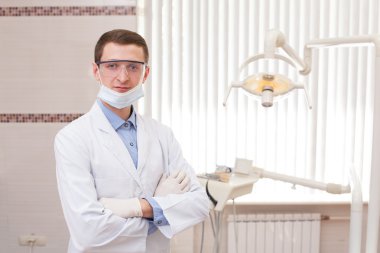 Genç dişçi aletleri ile