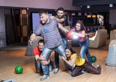 Bowling içinde eğleniyor arkadaşlar