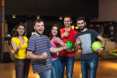 Bowling içinde eğleniyor arkadaşlar