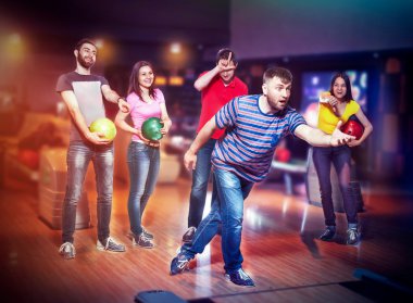 Bowling içinde eğleniyor arkadaşlar