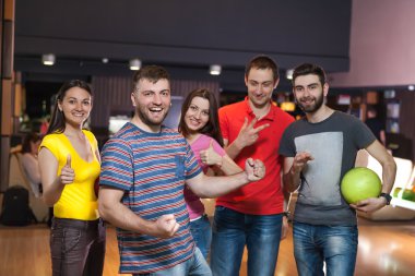 Bowling içinde eğleniyor arkadaşlar