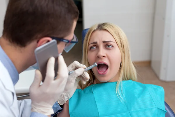 Vrouw in tandarts kliniek — Stockfoto