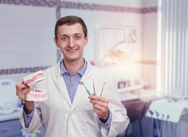 Joven dentista en el consultorio —  Fotos de Stock