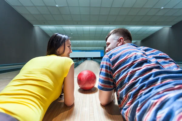 Couple lying on floor — Stock Photo, Image