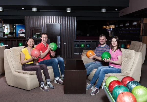 Bowlingteams sitzen auf Sofas — Stockfoto