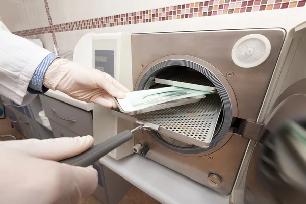 Dentist while working — Stock Photo, Image