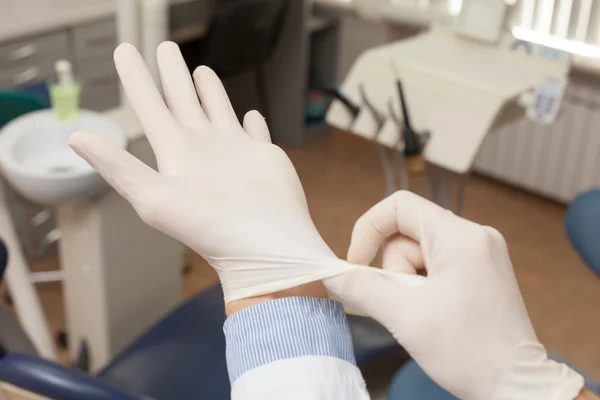 Octor handen dragen van rubberen handschoenen — Stockfoto