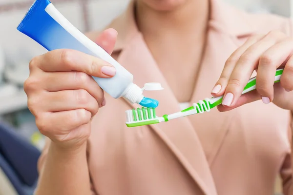 Mujer con cepillo dental —  Fotos de Stock