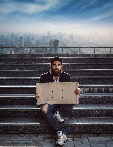 Obdachlose sitzen mit Pappstücken — Stockfoto