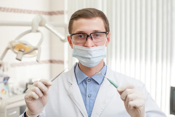 Joven dentista con instrumentos —  Fotos de Stock