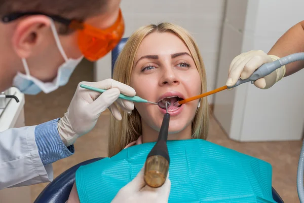 Vrouw in tandarts kliniek — Stockfoto