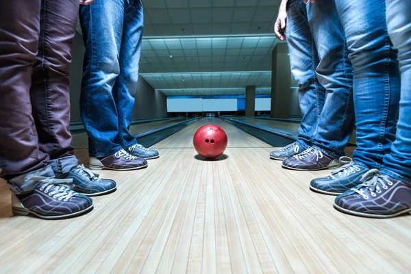 Emberek közelében bowling golyó — Stock Fotó