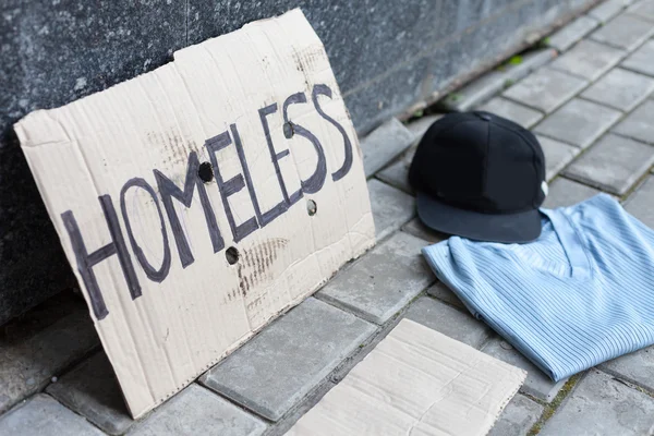 Pappe für Obdachlose nahe Mauer — Stockfoto