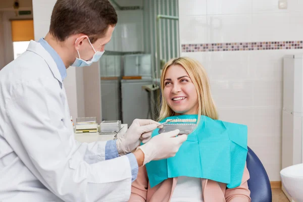 Kadın dişçi klinikte — Stok fotoğraf