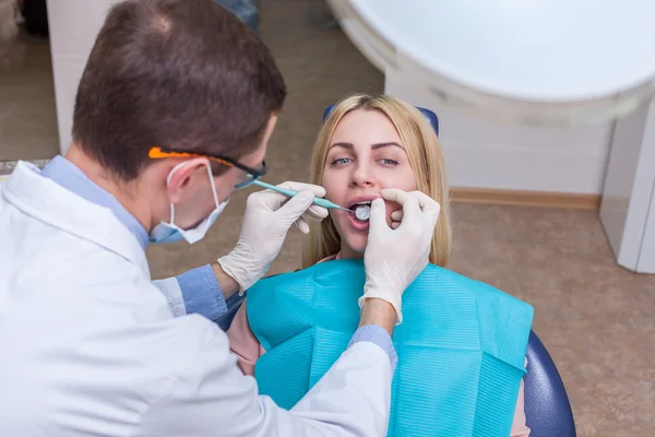 Kadın dişçi klinikte — Stok fotoğraf