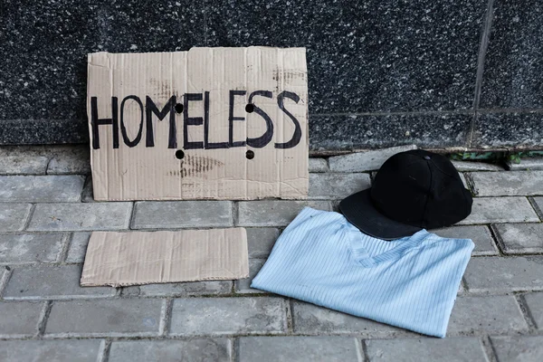 Pappe für Obdachlose nahe Mauer — Stockfoto