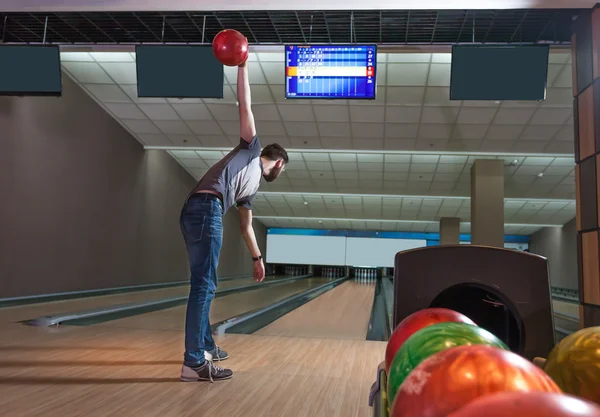 Hombre jugando a los bolos — Foto de Stock