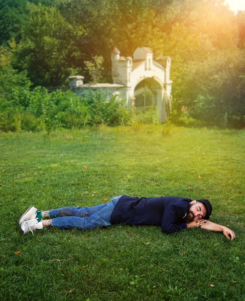 evsiz bir adam yatıyor 