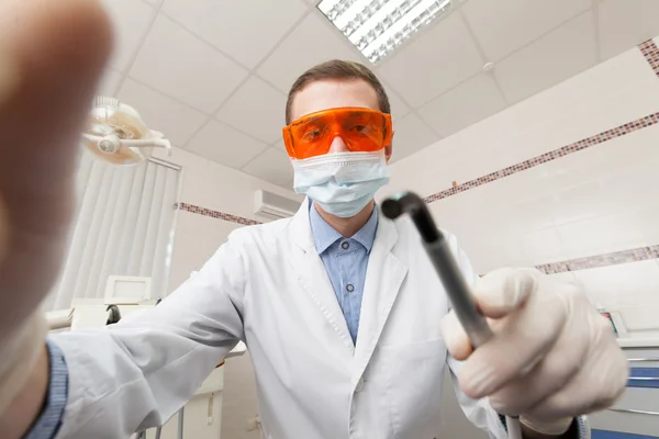 Dentysta podczas pracy — Zdjęcie stockowe