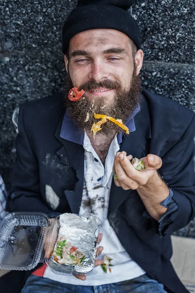 Hajléktalanok is élvezi az étkezést — Stock Fotó