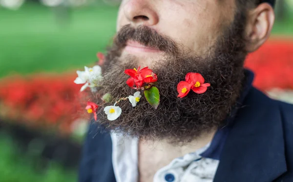 Ortrait de desabrigados com flores — Fotografia de Stock